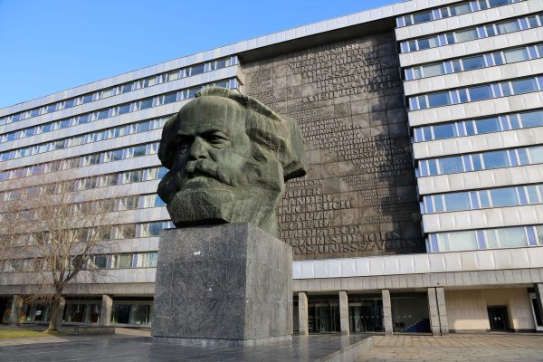 Chemnitz die moderne stadt mit dem historischen Karl Marx Denkmal.