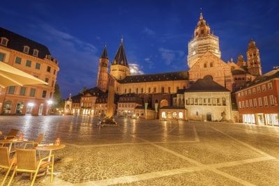 Der Mainzer Dom am Abend.