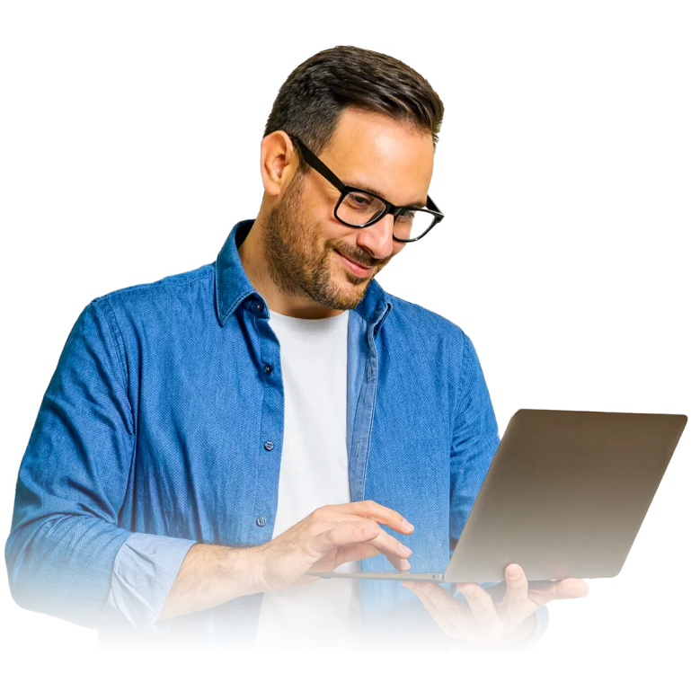 Lächelnder junger Mann mit Laptop in der Hand
