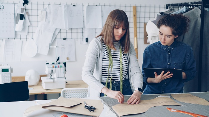 Designerin entwirft mit Tablet neue Mode