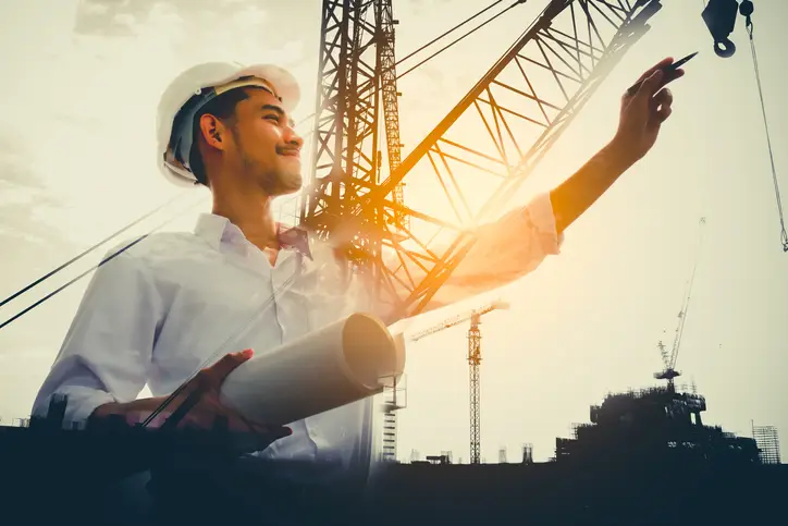 junger Ingenieur auf der Baustelle