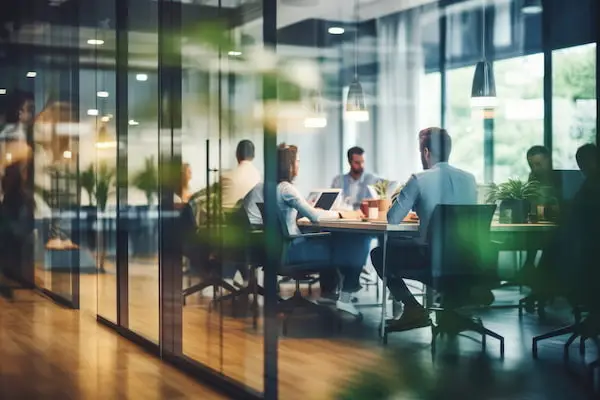 Eine Gruppe von Leuten, die im Büro arbeiten