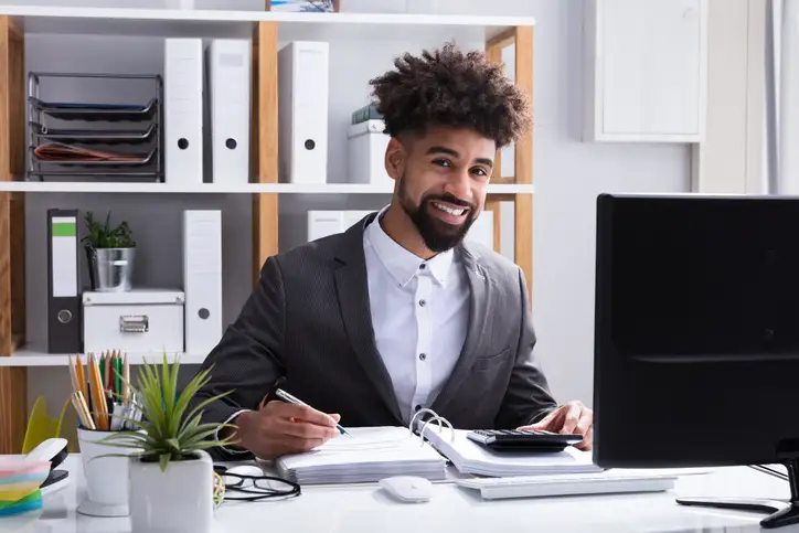 Bürokaufmann in seinem Büro