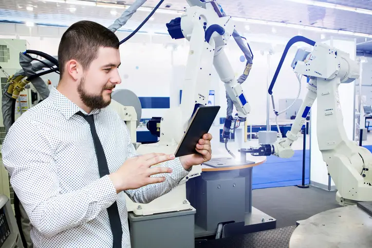 Techniker während der Überprüfung des Roboterarms