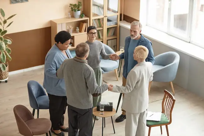 Gruppe von Menschen während der Meditation