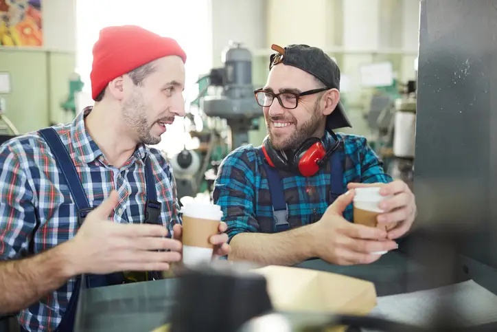 Zwei Männer unterhalten sich nach der Arbeit bei einer Tasse Kaffee