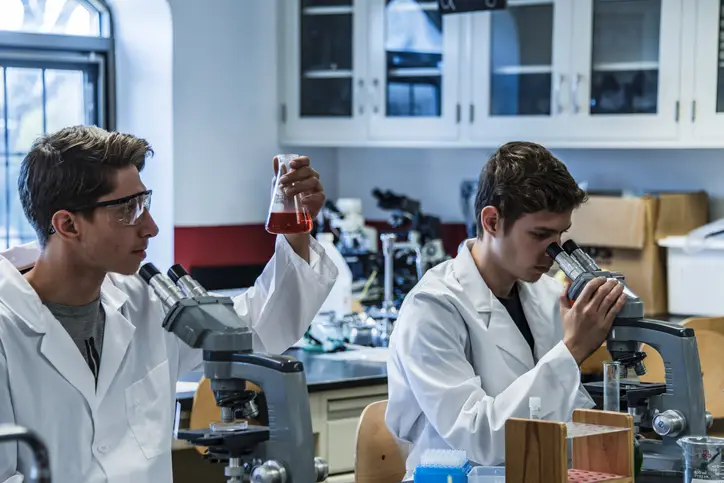 Zwei Studenten bei der Arbeit im Labor